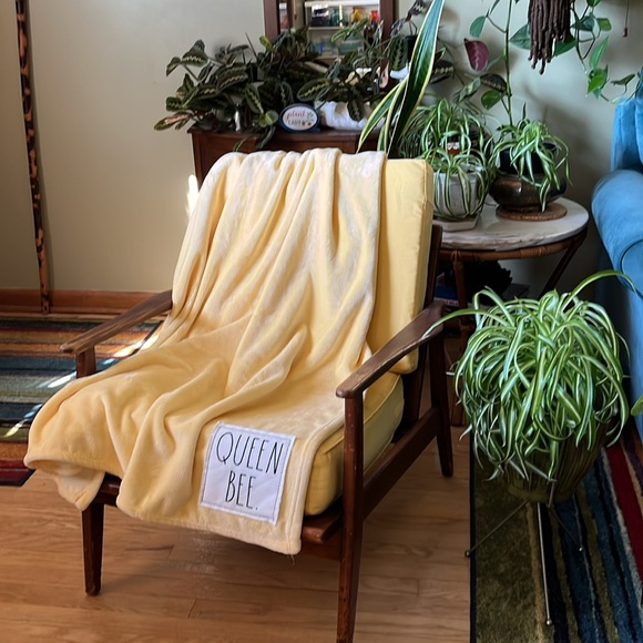 Rae Dunn Queen Bee throw with patch GREAT FOR FALL - Picture 7 of 7